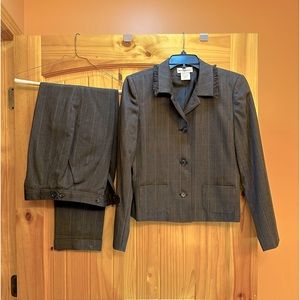 Harve Benard 100% Wool Dark Brown & Tan Suit-Pants Size 4, Jacket Size 8.